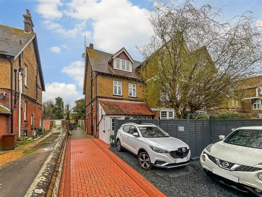 3 bedroom flat for sale in Norfolk Road, Littlehampton, West Sussex, BN17