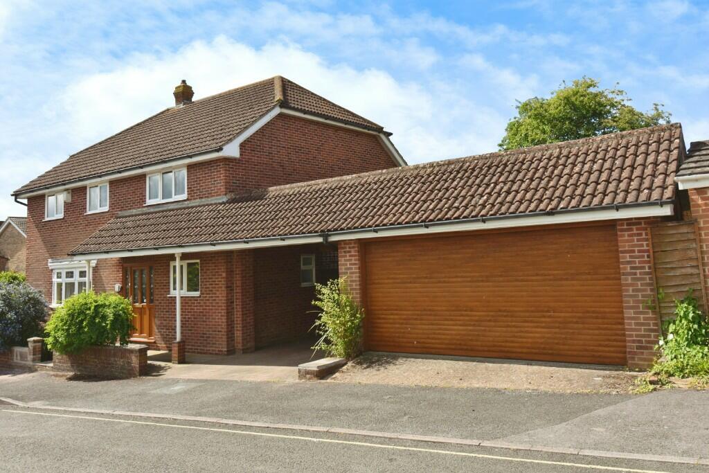 4 bedroom detached house for sale in Lower Duncan Road, Park Gate SO31