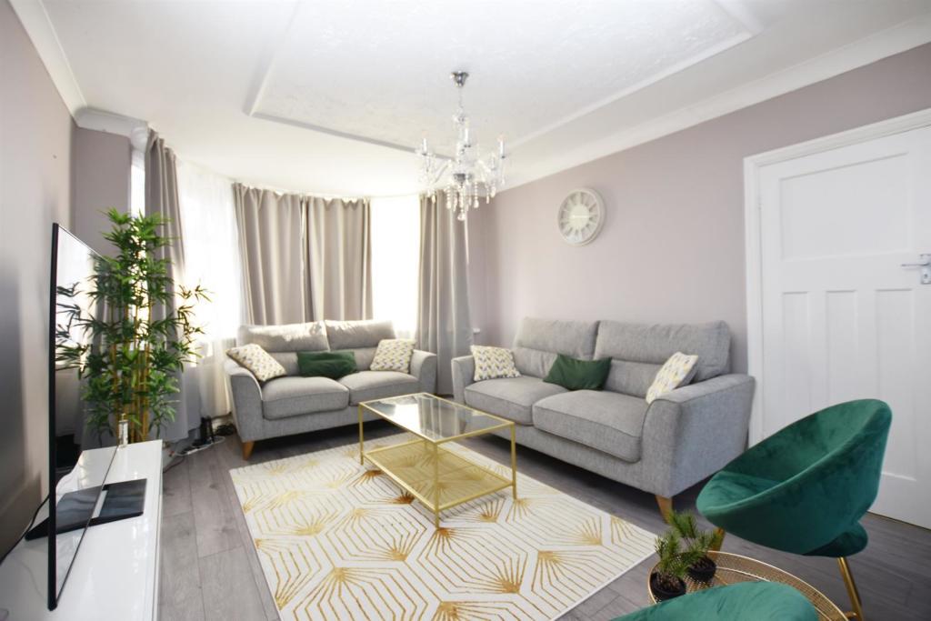 3 bedroom semidetached house for sale in The Heights, Northolt, UB5