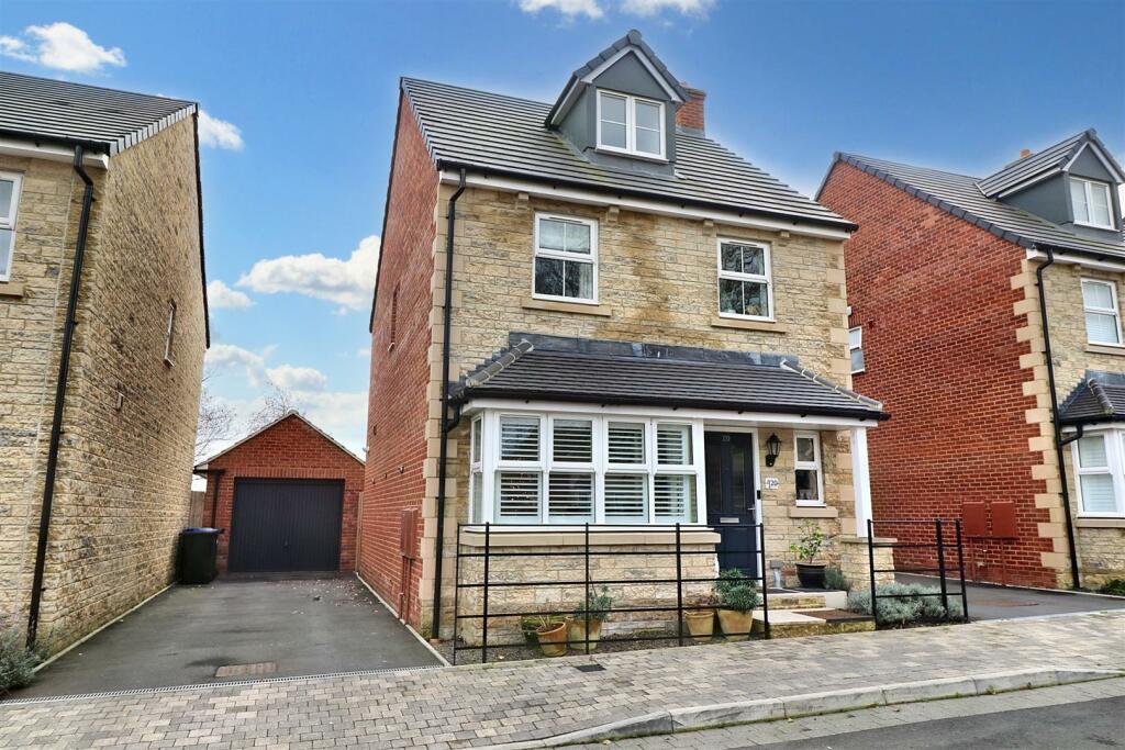 4 bedroom detached house for sale in Yarnbrook Gardens, Trowbridge, BA14