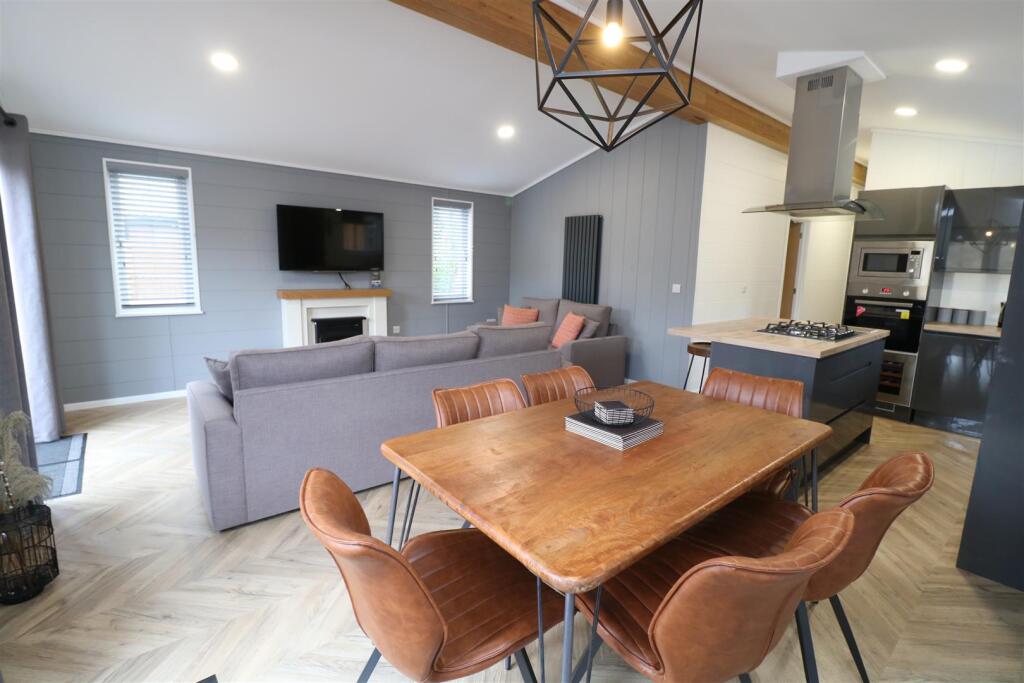 Additional property image - Lake View, Brokerswood