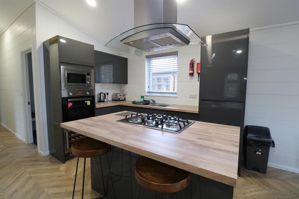 Additional property image - Lake View, Brokerswood