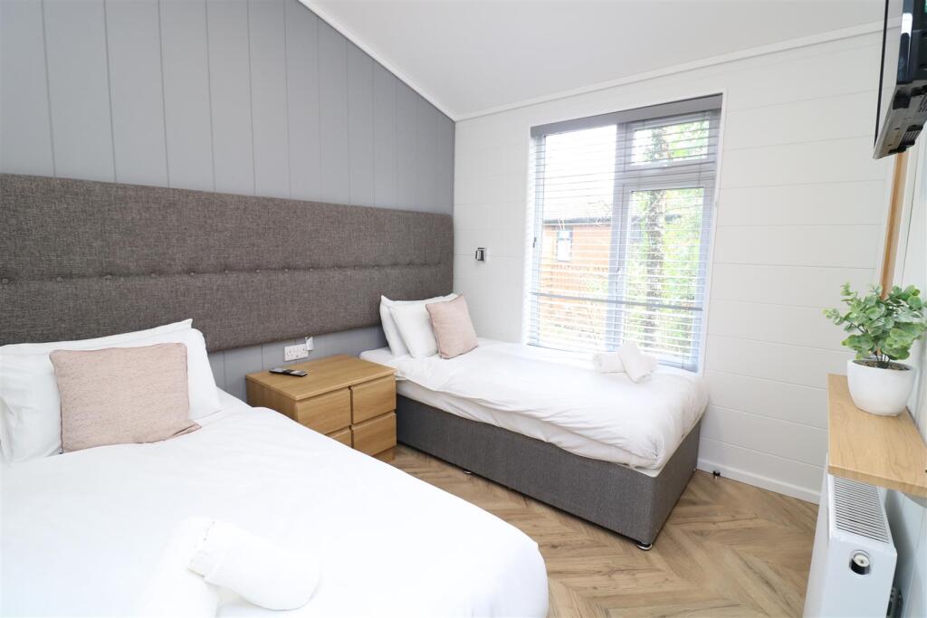 Additional property image - Lake View, Brokerswood