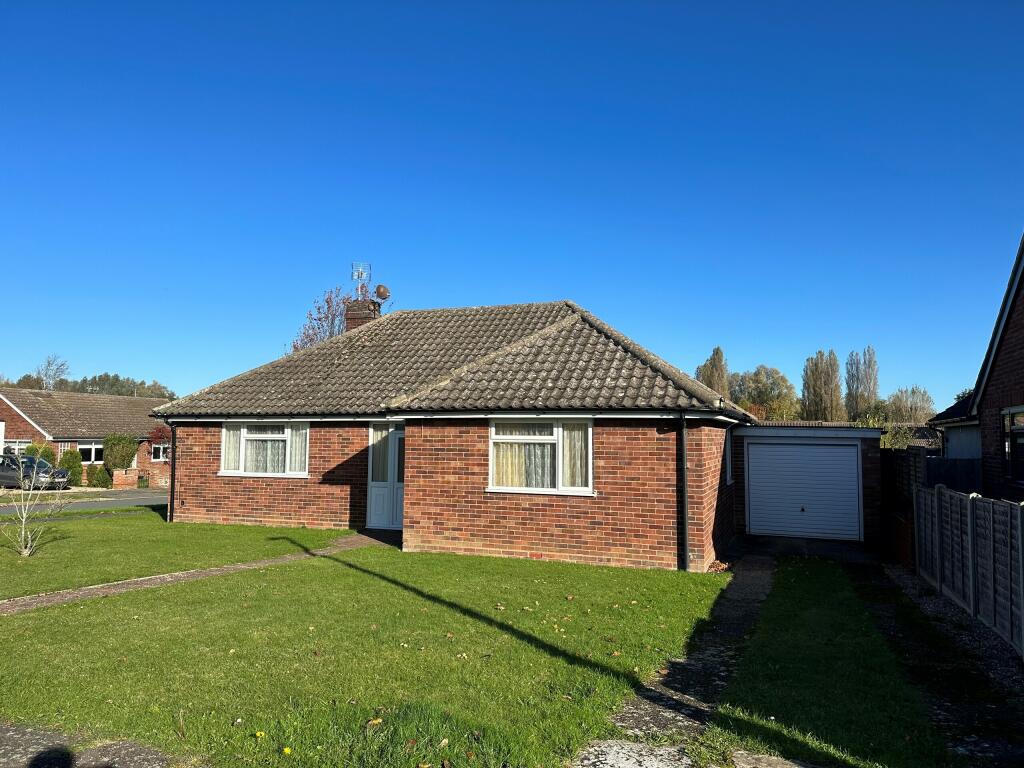 3 bedroom detached bungalow for sale in Baldwin Road, Stowmarket, IP14