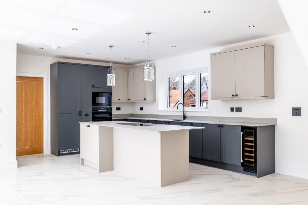 4 bedroom detached house for sale in Hockley Lane, Wingerworth, Chesterfield, S42 6QG, S42