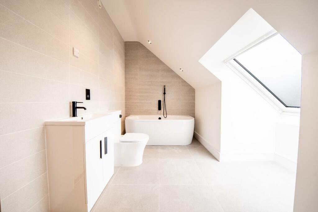 4 bedroom detached house for sale in Hockley Lane, Wingerworth, Chesterfield, S42 6QG, S42