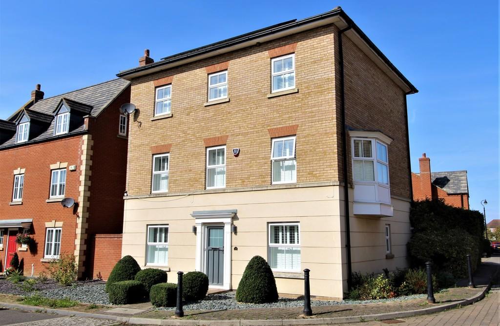 5 bedroom detached house for sale in Woodpecker Way, Sandy, SG19