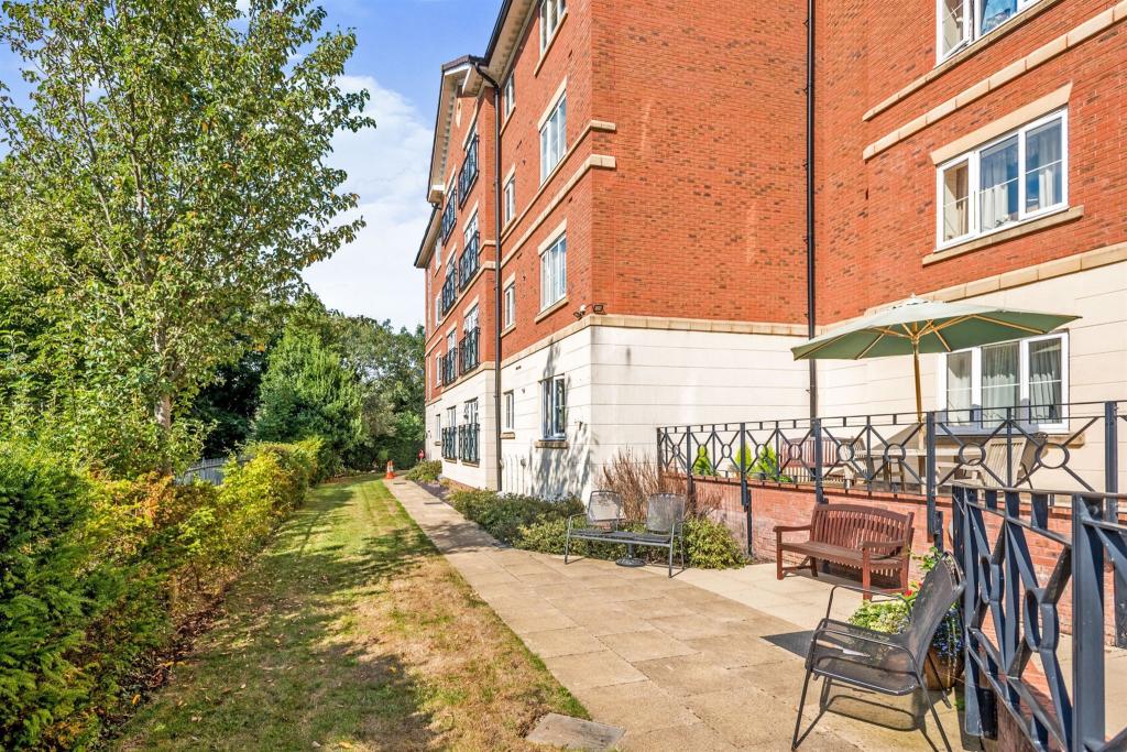 2 bedroom ground floor flat for sale in Priory Manor, Chastleton Road