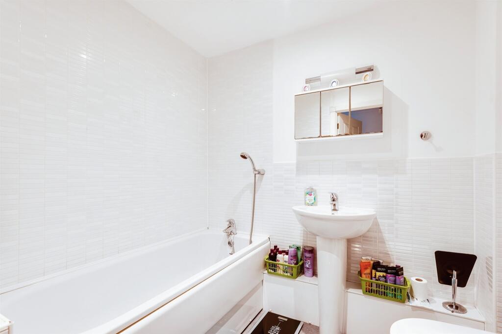 2 bedroom coach house for sale in White Eagle Road, Swindon, SN25