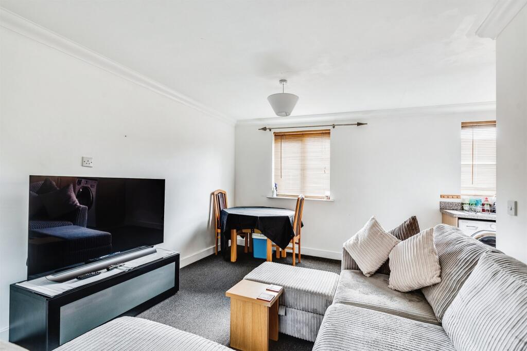 2 bedroom coach house for sale in White Eagle Road, Swindon, SN25