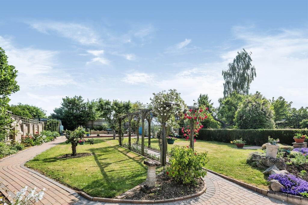 3 bedroom detached bungalow for sale in Whitworth Road, Swindon, SN25