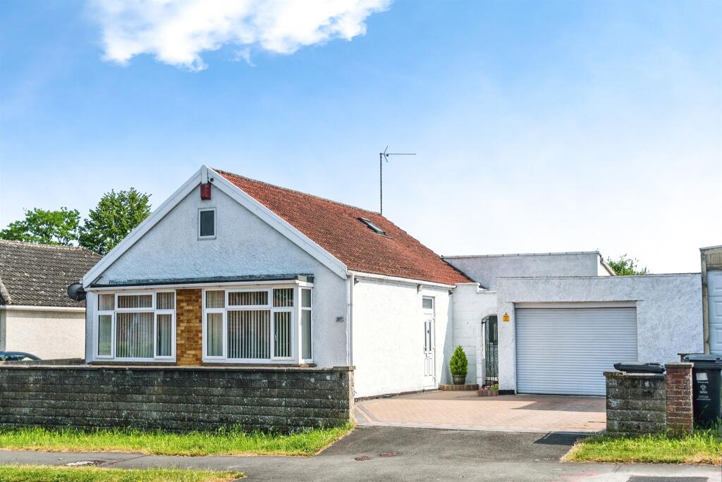 3 bedroom detached bungalow for sale in Whitworth Road, Swindon, SN25