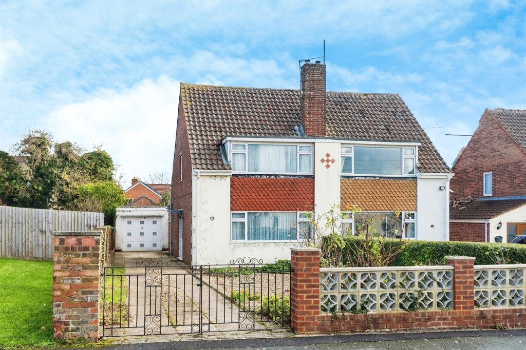 3 bedroom semidetached house for sale in Somerford Close, Swindon, SN2