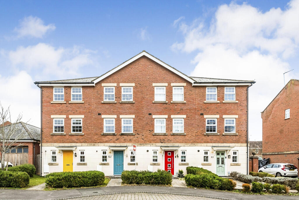 3 bedroom terraced house for sale in Willington Road, Swindon, SN25