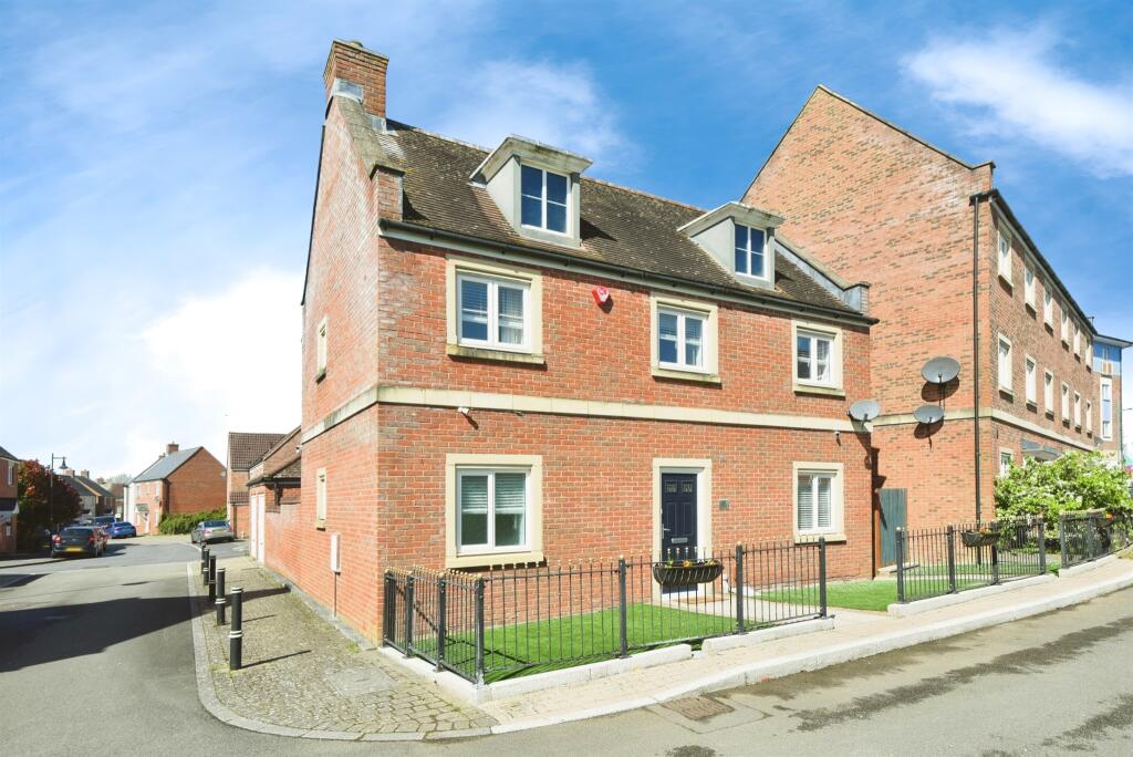 4 bedroom detached house for sale in Redhouse Gardens, Swindon, SN25