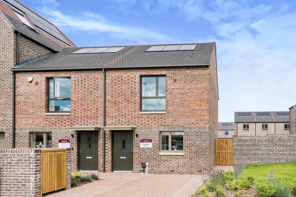2 bedroom terraced house for sale in Oakfield, Swindon, SN3
