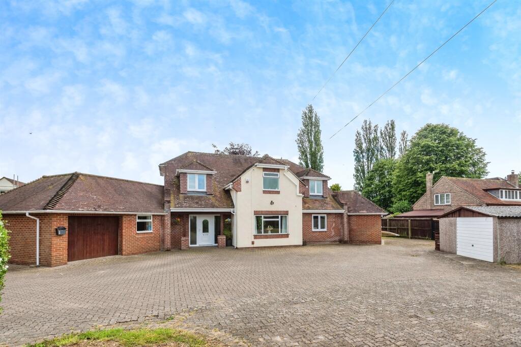 6 bedroom detached house for sale in Whitworth Road, Swindon, SN25