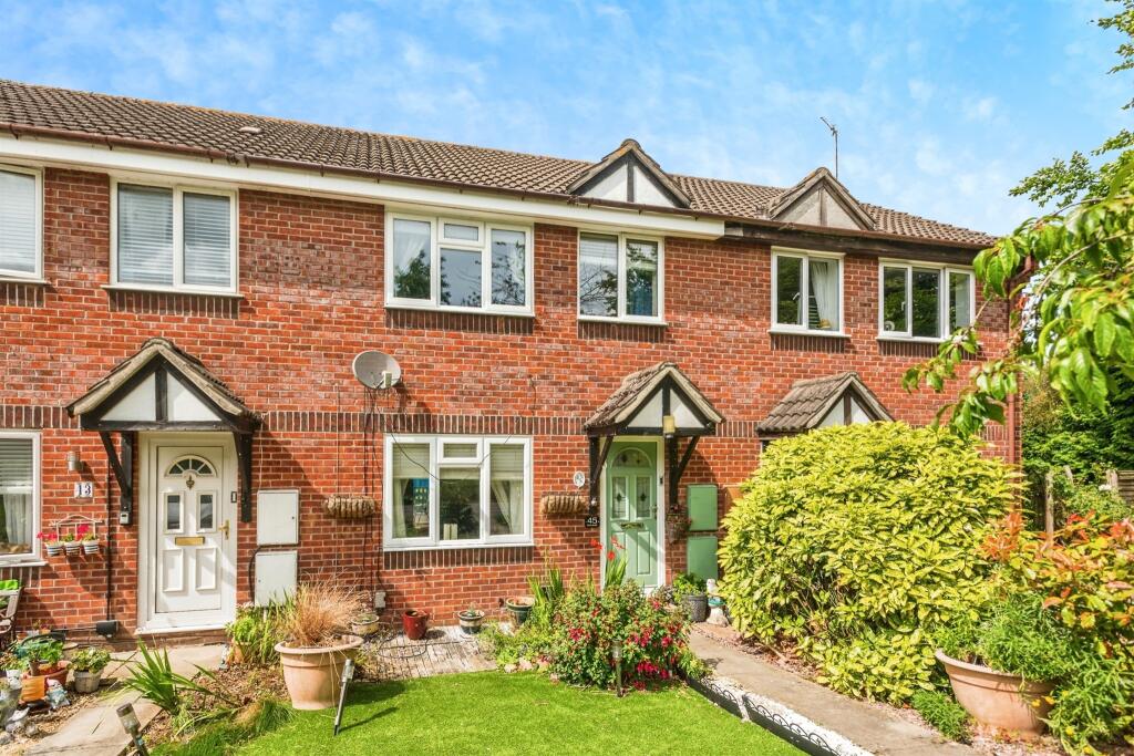 3 bedroom terraced house for sale in Olive Grove, Swindon, SN25