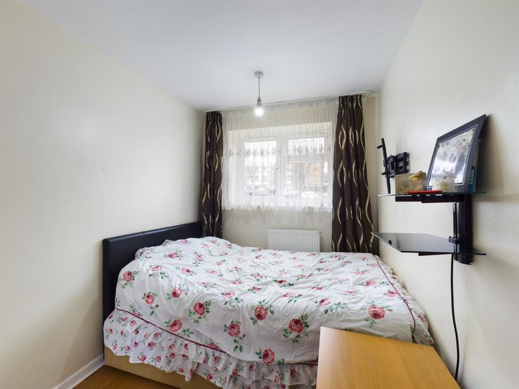 3 bedroom flat for sale in Walton Green, New Addington, Croydon, CR0