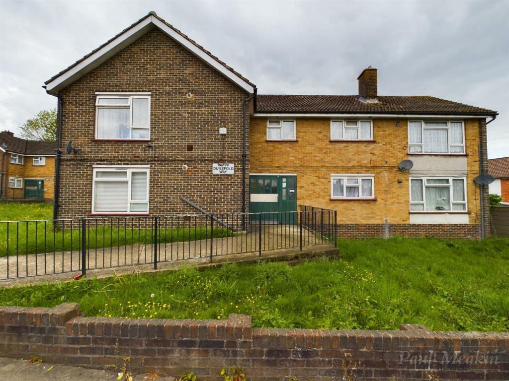 1 bedroom flat for sale in Dunsfold Way, New Addington, Croydon, CR0