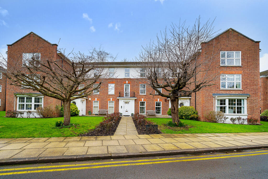 3 bedroom apartment for sale in Swinnerton House, Phyllis Court Drive