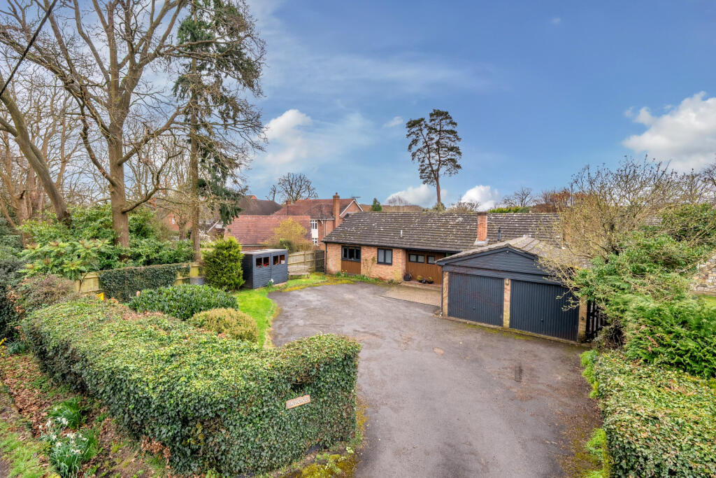5 bedroom bungalow for sale in Stoke Row Road, Peppard Common, HenleyonThames, Oxfordshire, RG9