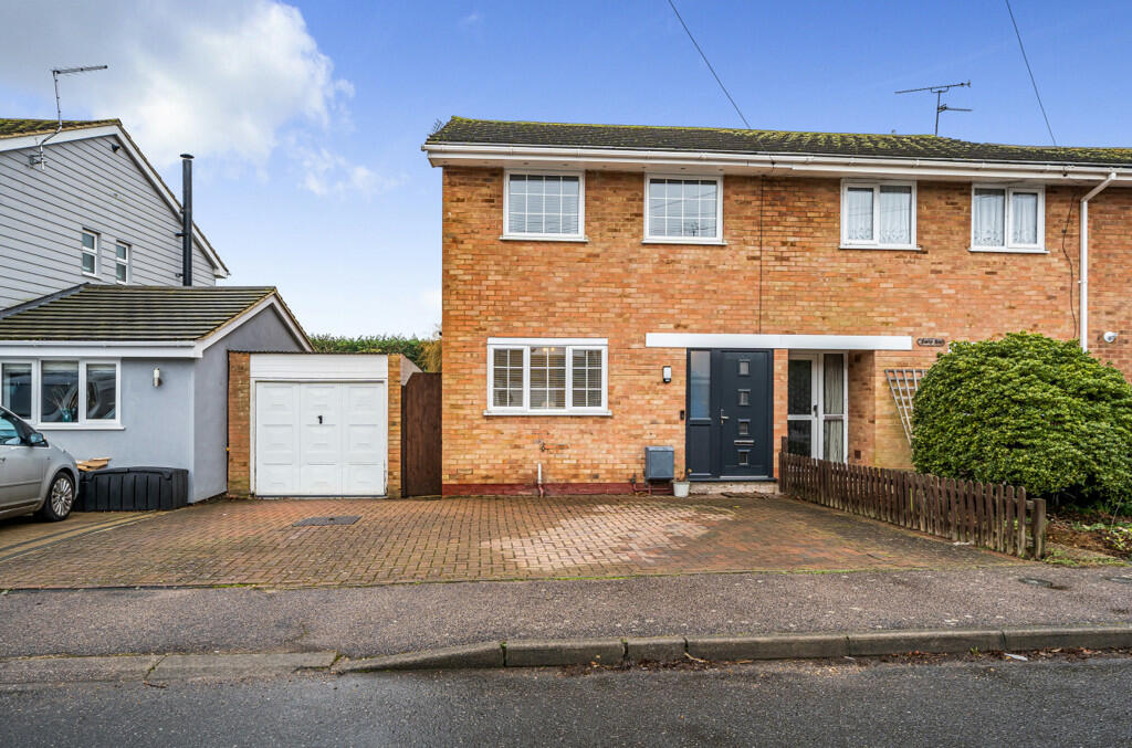 3 bedroom semidetached house for sale in Vine Road, Tiptree