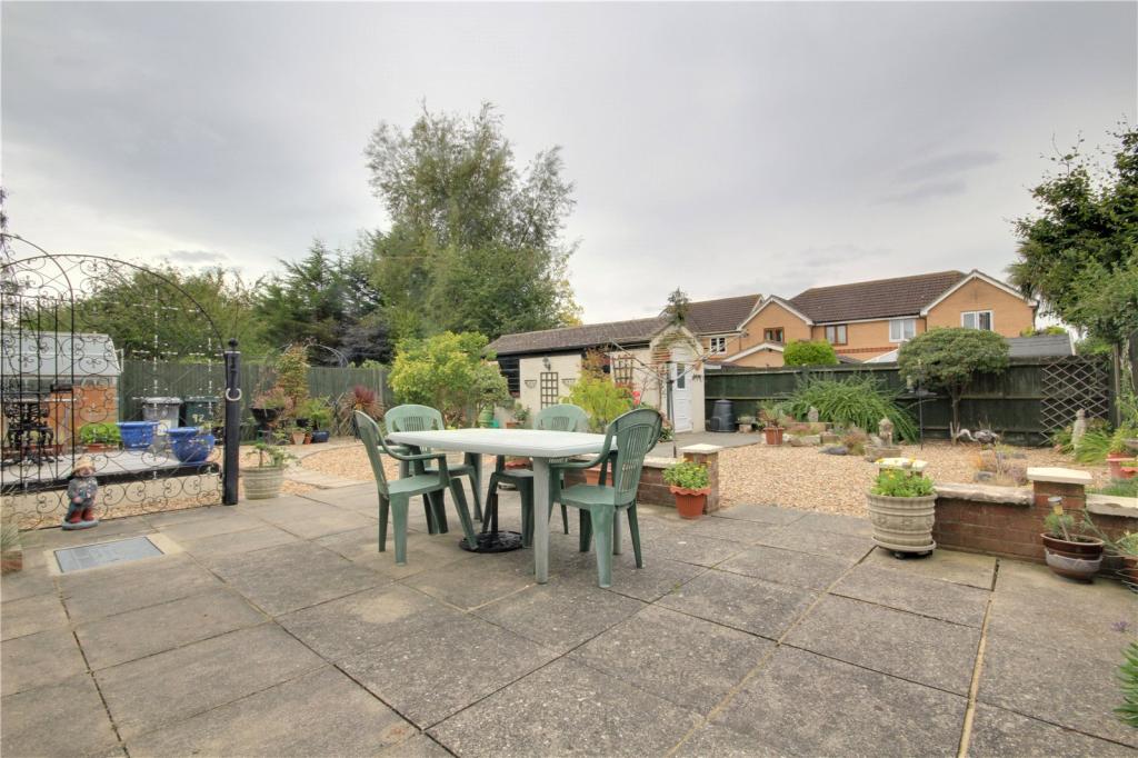 3 bedroom semidetached house for sale in Whitley Wood Lane, Reading