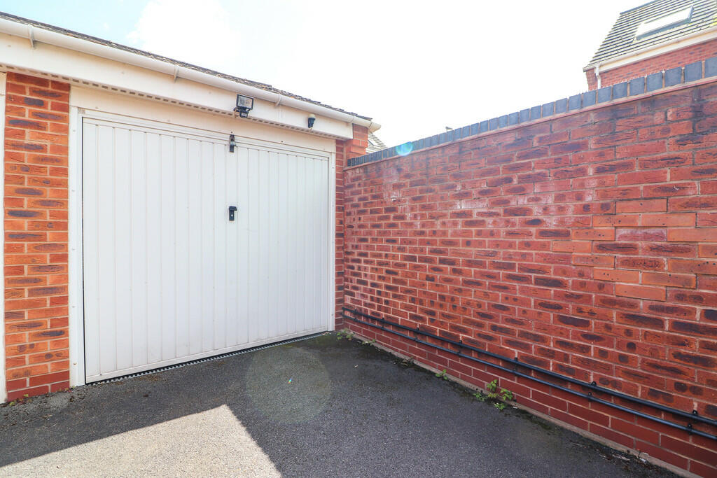 4 bedroom town house for sale in Valley Drive, Wilnecote, B77