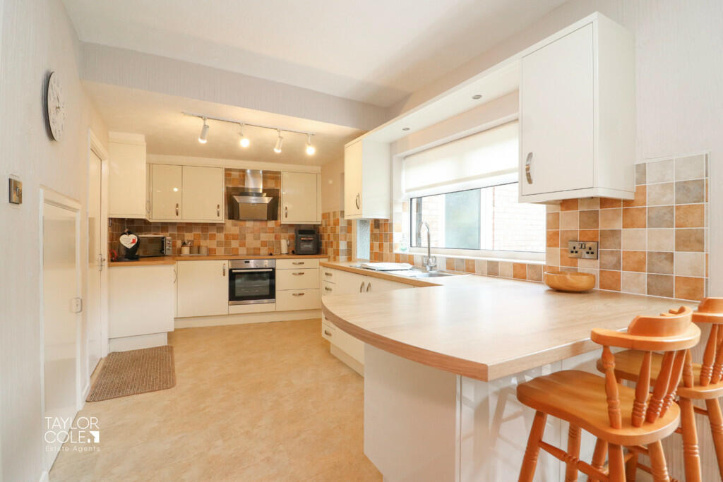 Additional property image - Lichfield Crescent, Hopwas