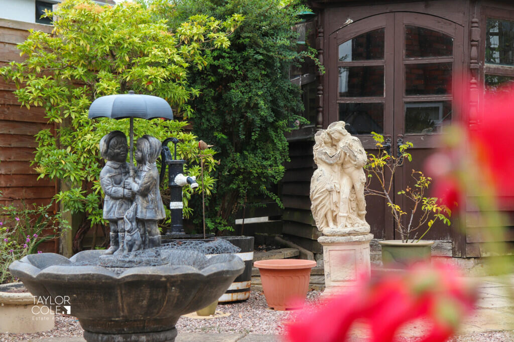 Additional property image - Lichfield Crescent, Hopwas