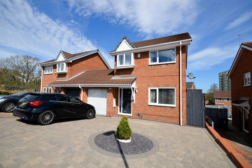 3 bedroom link detached house for sale in Hardwick Court, Gateshead, NE8