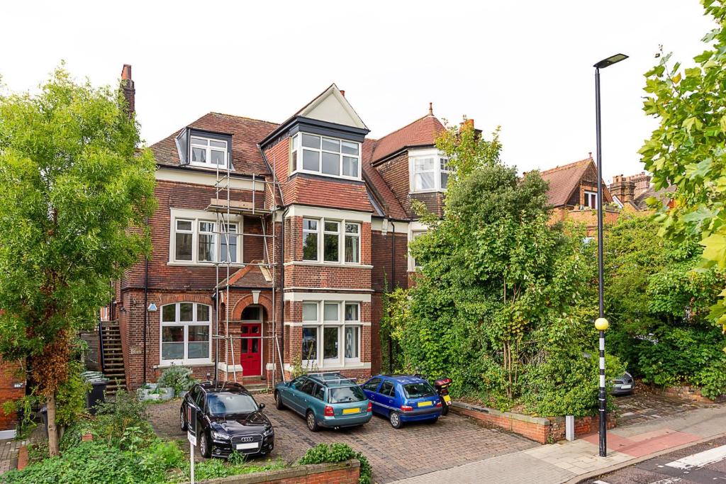 2 bedroom flat for sale in Herne Hill, SE24