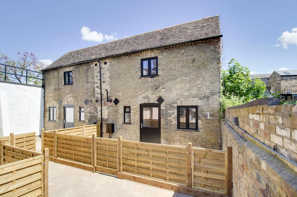 Main image of property: 4 Yorks Mews, New Street, St Neots, PE19 1AE