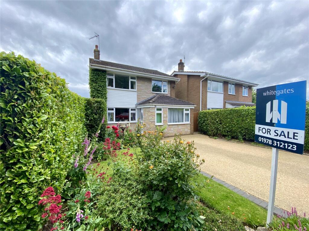 3 bedroom detached house for sale in Ffordd Llywelyn, Wrexham, LL12