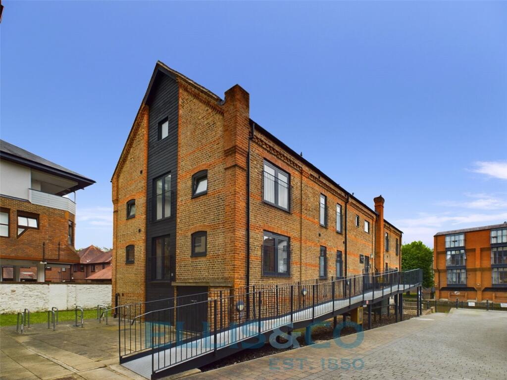 2 bedroom apartment for rent in Lyons Crescent, Tonbridge, Kent, TN9