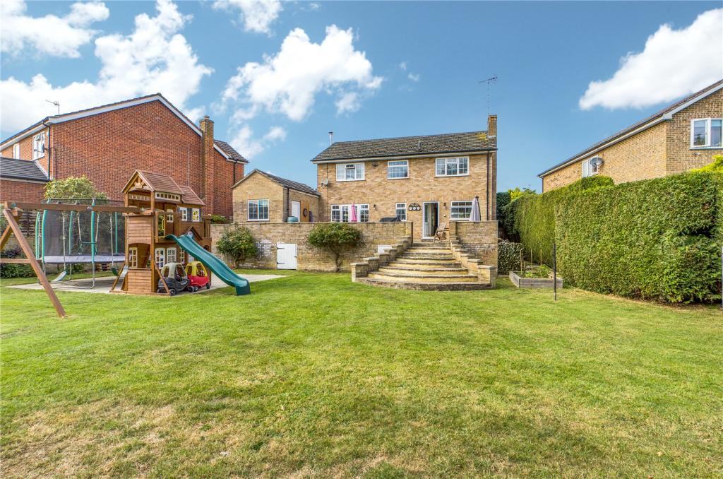 4 bedroom detached house for sale in Chestnut Grove, Purley on Thames, Reading, RG8
