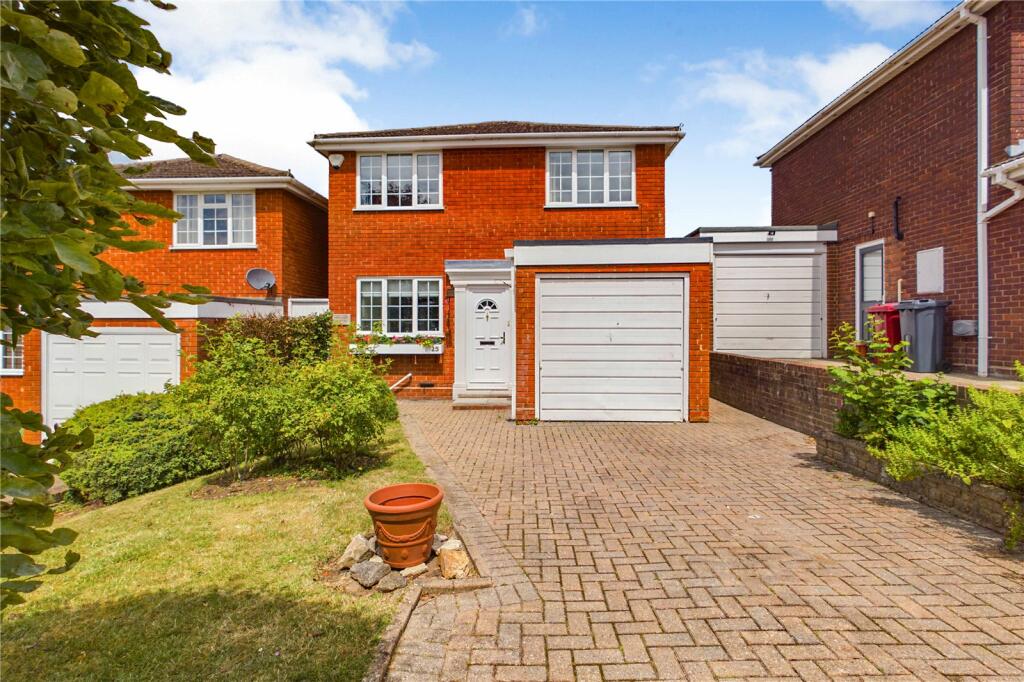 4 bedroom detached house for sale in Childrey Way, Tilehurst, Reading