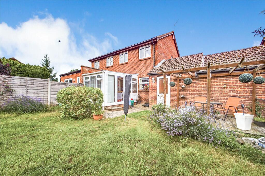 3 bedroom semidetached house for sale in Pemberton Gardens, Calcot