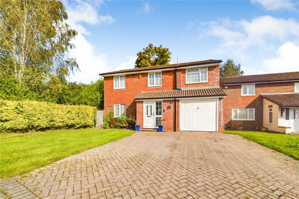 4 bedroom detached house for sale in Hawkesbury Drive, Calcot, Reading