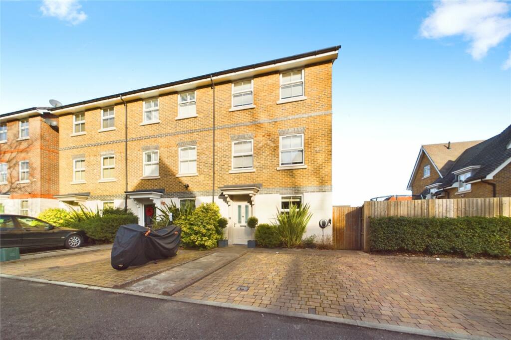 4 bedroom end of terrace house for sale in Kirk Close, Tilehurst