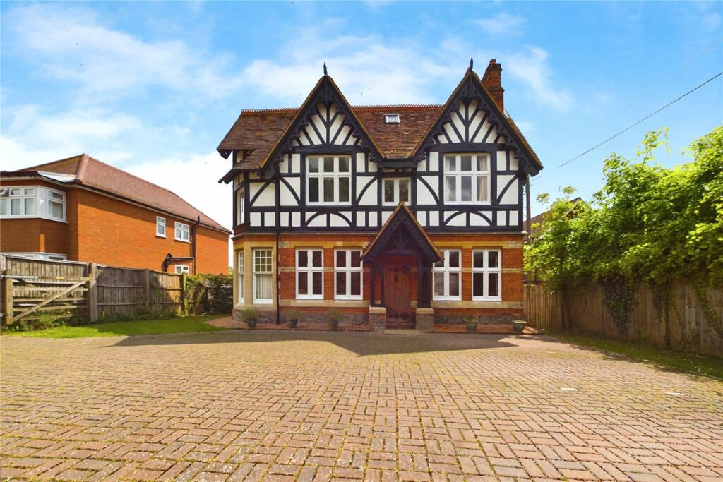 4 bedroom semi-detached house for sale in Halls Road, Tilehurst, Reading, Berkshire, RG30