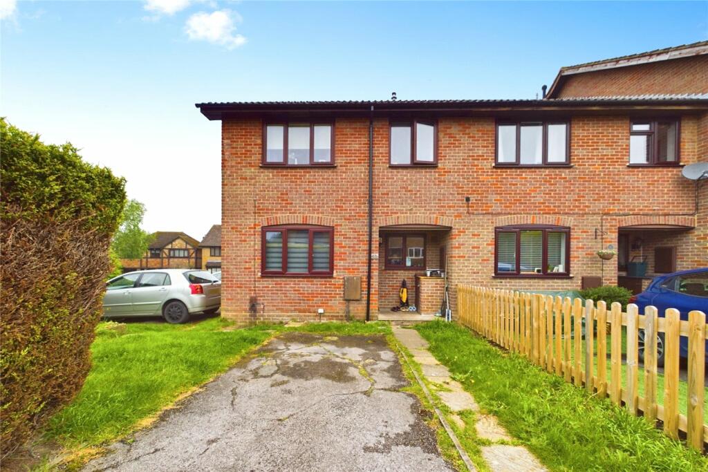 2 bedroom end of terrace house for sale in Knollmead, Calcot, Reading