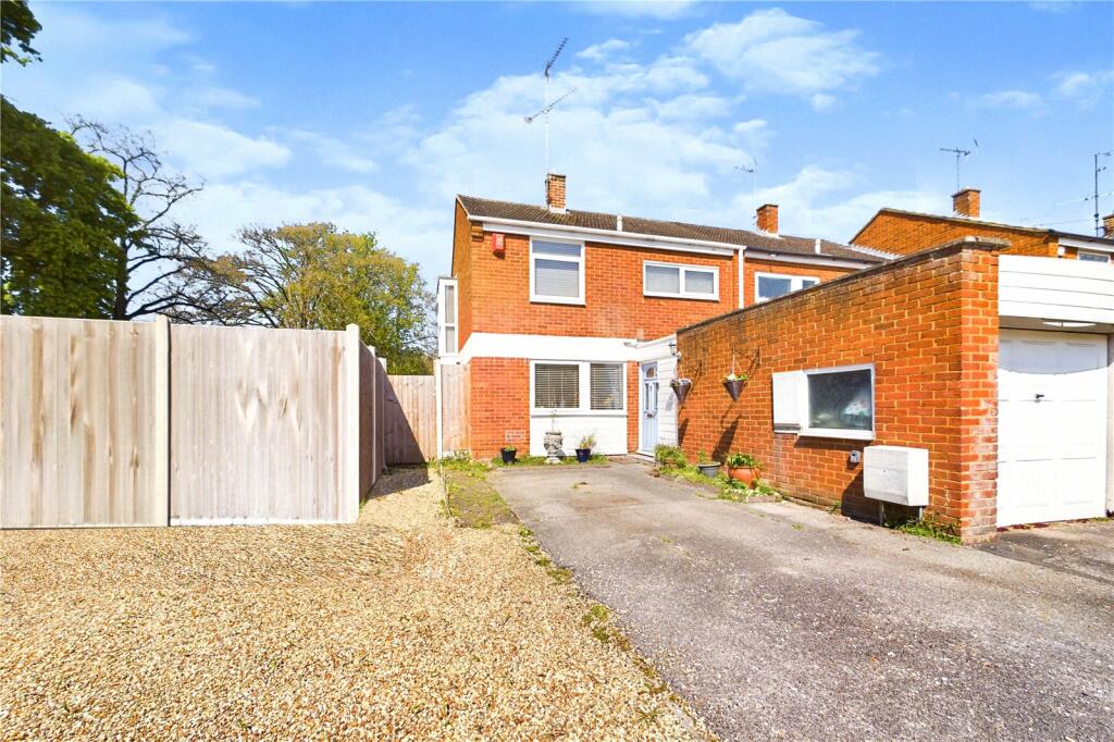 3 bedroom end of terrace house for sale in Ibstock Close, Reading