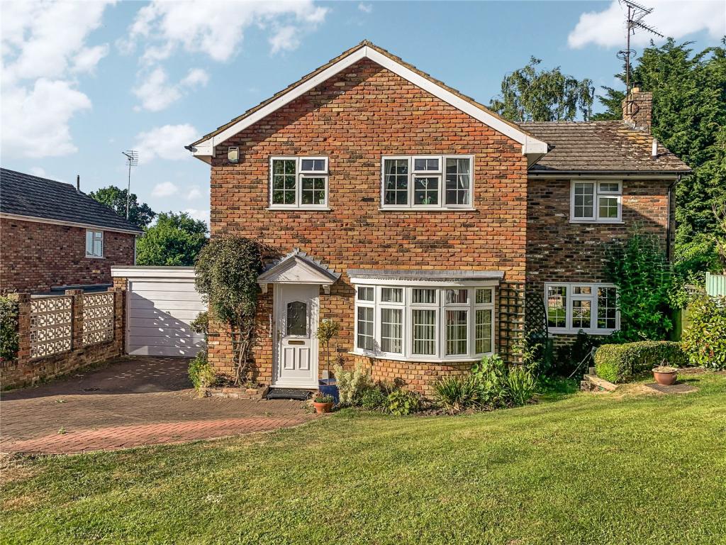 4 bedroom detached house for sale in The Birchwoods, Tilehurst, Reading