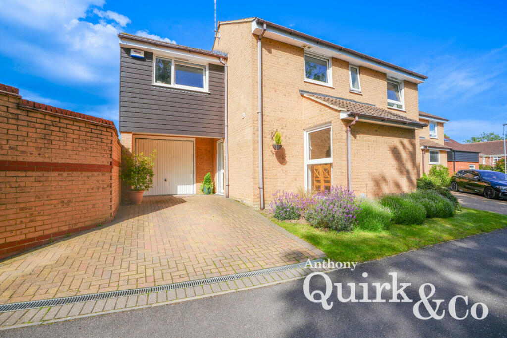 4 bedroom detached house for sale in Homestead Close, Rayleigh, SS6