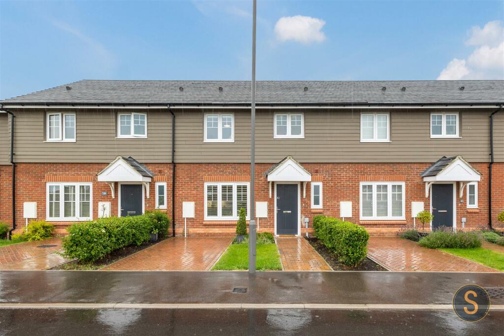 3 bedroom terraced house for sale in Poultons Meadow, Pitstone, LU7