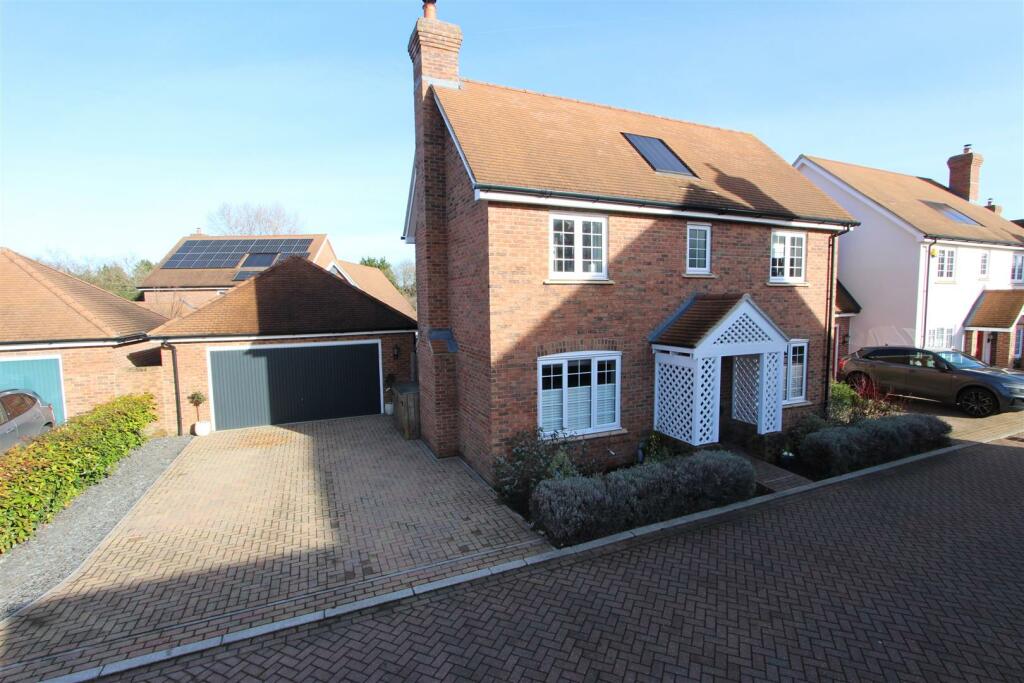 4 bedroom detached house for sale in Williamson Way, Pitstone