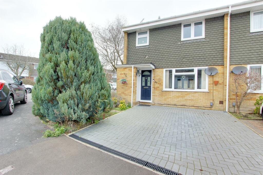 3 bedroom semidetached house for sale in Buckingham Road, Tring, HP23