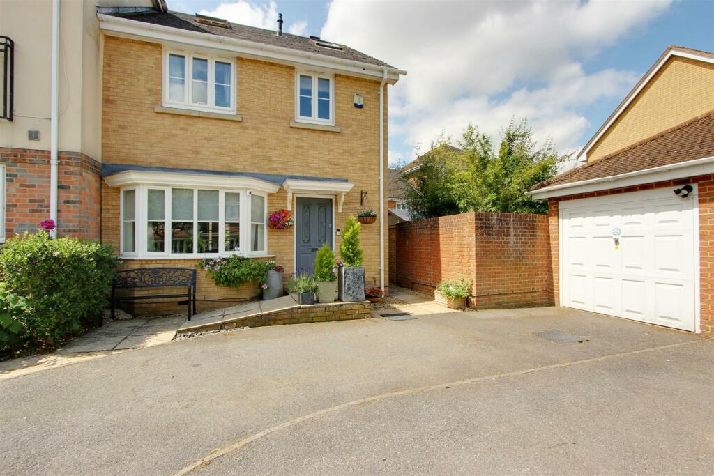 5 bedroom semidetached house for sale in Windsor Road, Pitstone,, LU7